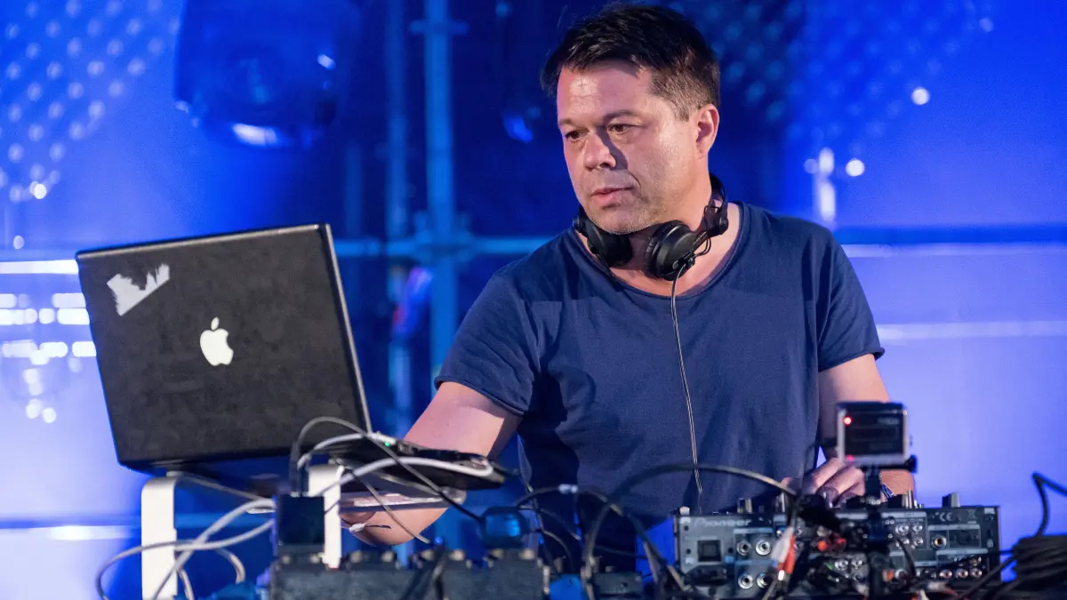 Markus Kavka steht am 13.05.2016 während des "Sputnik Springbreak" Musikfestival auf der Halbinsel Pouch bei Bitterfeld (Sachsen-Anhalt) auf der Bühne. Das Springbreak gilt als eines der ersten Festivals der Saison und findet vom 13. bis 15. Mai 2016 statt. Foto: Ole Spata/dpa ++ +++ dpa-Bildfunk +++