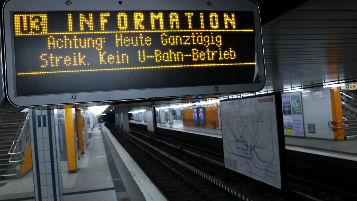Warnstreiks im öffentlichen Dienst - Hamburg: 18.02.2026, Hamburg: Auf einer Anzeigetafel am Bahnsteig der U-Bahnhaltestelle Schlump steht Achtung: Heute Ganztägig Streik. Kein U-Bahn-Betrieb. Die Gewerkschaft Verdi hat zu einem 24-stündigen Warnstreik bei dem Verkehrsdienstleister vhh.mobility und bei der Hamburger U-Bahn aufgerufen. Foto: Christian Charisius/dpa +++ dpa-Bildfunk +++