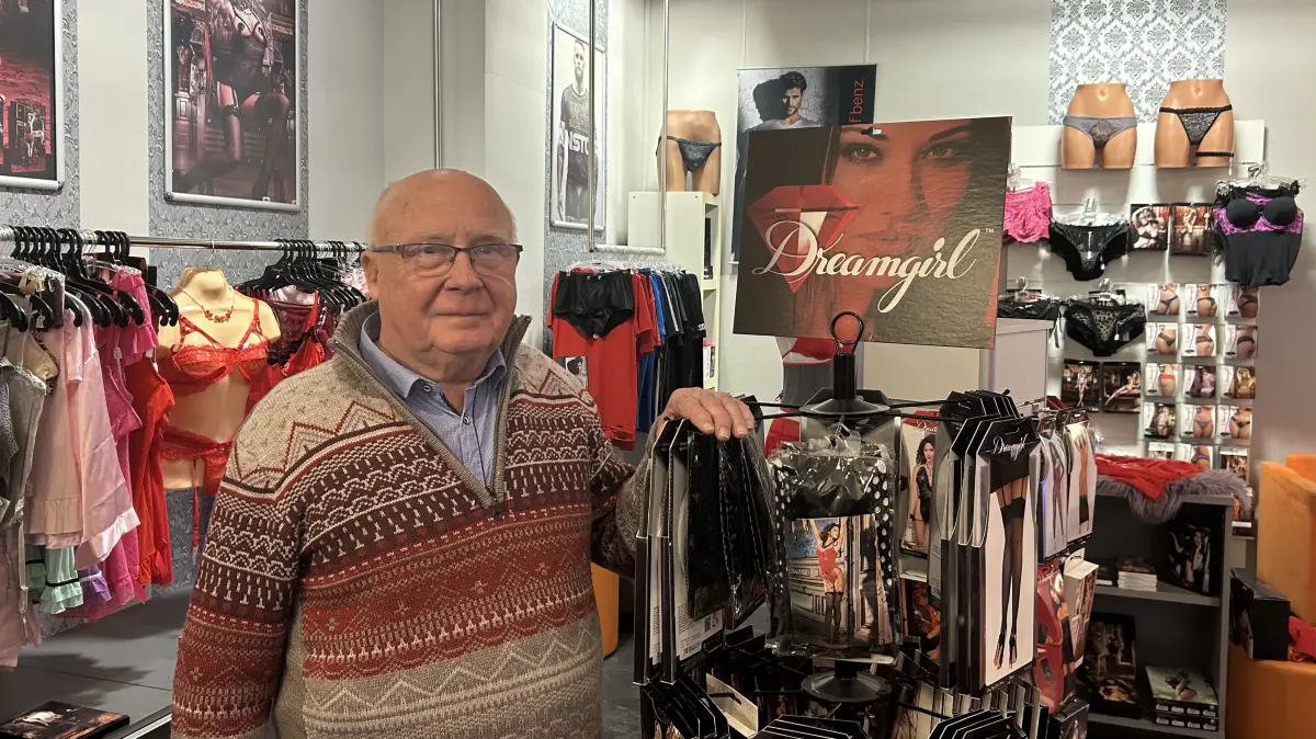 Der Besitzer von L´Amour 44 Peter Berger in seinem Sexshop in Cottbus. Was sein absoluter Verkaufsschlager ist und warum Frauen die besseren Kunden sind.