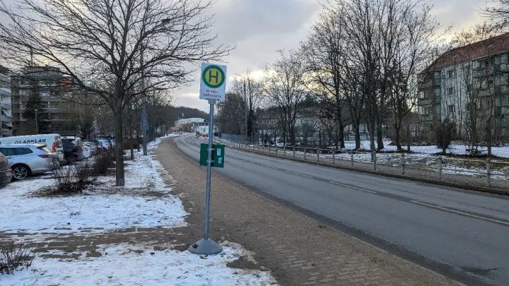 Kinder an Bushaltestelle bedroht und beraubt