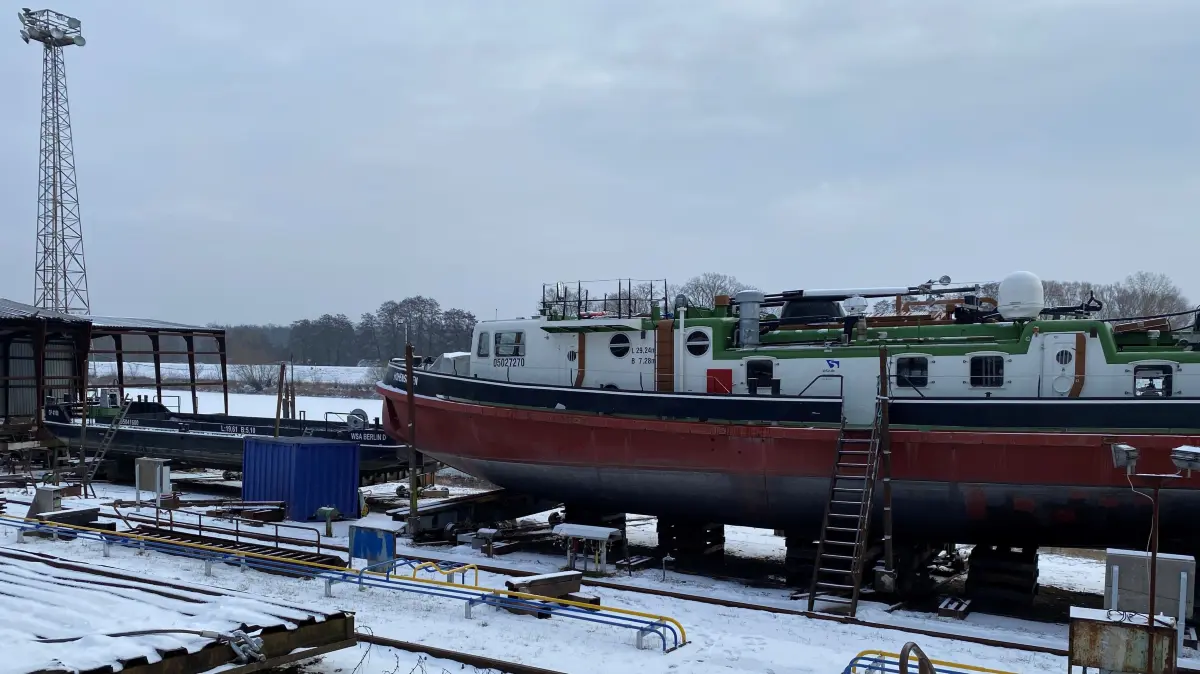 Liegt zur Reparatur in der Neuen Oderwerft in Eisenhüttenstadt: der Eisbrecher Hohensaaten