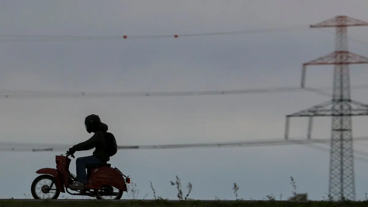 Mit der Schwalbe über die Landstraße: ARCHIV - 23.10.2025, Sachsen, Zwenkau: Ein Mopedfahrer fährt auf einer Simson Schwalbe über eine Landstraße. (zu dpa: «Simson-Mopeds: AfD wehrt sich gegen Kritik») Foto: Jan Woitas/dpa +++ dpa-Bildfunk +++