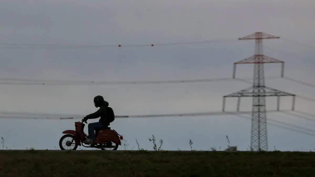 Mit der Schwalbe über die Landstraße: ARCHIV - 23.10.2025, Sachsen, Zwenkau: Ein Mopedfahrer fährt auf einer Simson Schwalbe über eine Landstraße. (zu dpa: «Simson-Mopeds: AfD wehrt sich gegen Kritik») Foto: Jan Woitas/dpa +++ dpa-Bildfunk +++