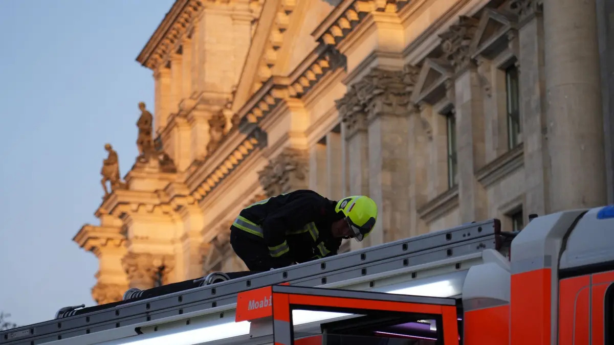 Feuerwehreinsatz im Reichstagsgebäude: 19.02.2026, Berlin: Feuerwehr steht vor dem Reichstagsgebäude. Im Reichstagsgebäude in Berlin läuft ein Einsatz mit rund 80 Feuerwehrleuten. Ein Gasmelder hatte Alarm geschlagen, nachdem höchstwahrscheinlich eine geringe Menge eines Gefahrenstoffs ausgetreten war, sagte ein Feuerwehrsprecher der Deutschen Presse-Agentur. Foto: Manuel Genolet/dpa +++ dpa-Bildfunk +++