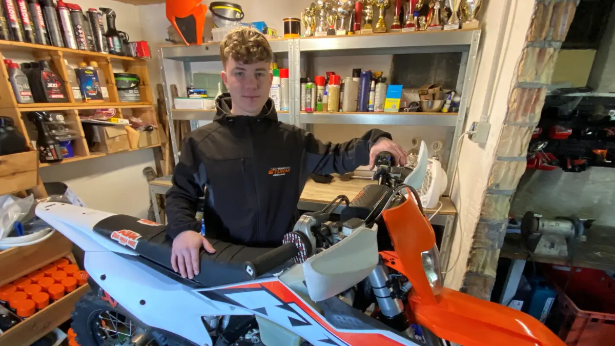 In seinem Reich: der 15-jährige Carlo Krüger mit seiner KTM und zahlreichen Trophäen im Hintergrund