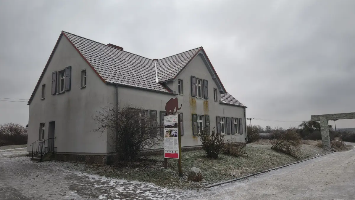 Das ehemalige Arbeiterhaus beim Geo-Park in Groß Ziethen im Februar 2026. Erhält es eine Chance als Ort für touristische Angebote?