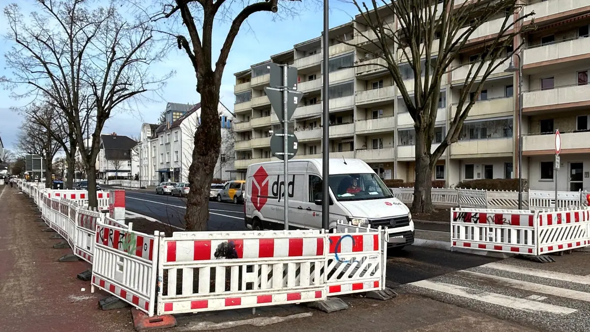 Sperrung Friedrichstraße: Wenn die Bäume eine Gefährdung darstellen, warum können Fußgänger passieren?