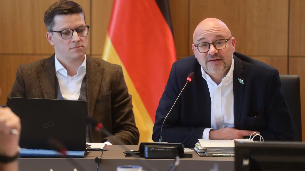 Axel Strasser gibt eine Antwort.