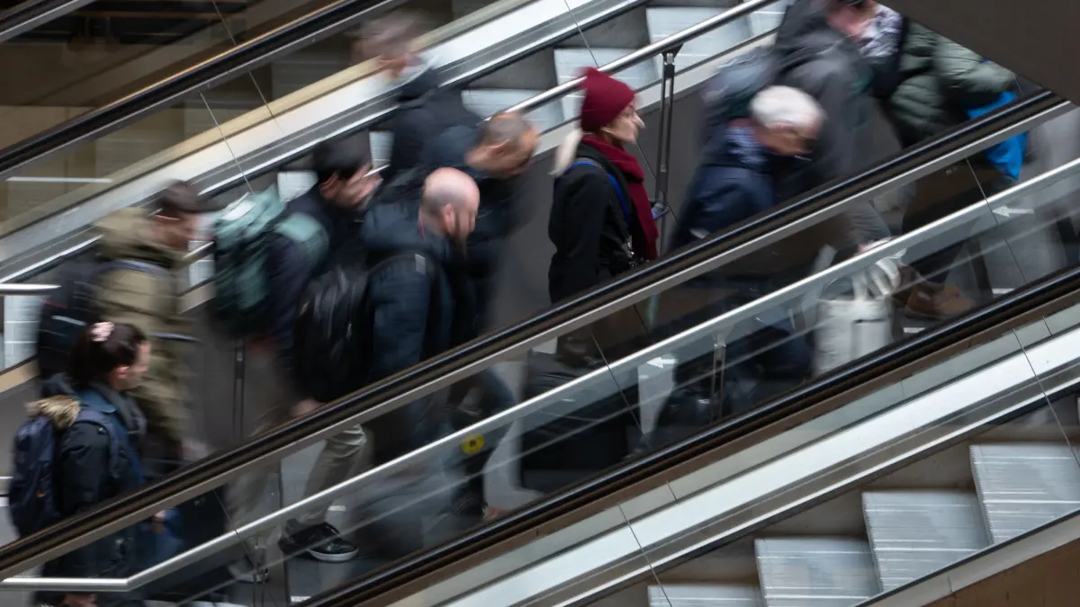 Defekte Rolltreppen am Hauptbahnhof von Berlin: 19.02.2026, Berlin: Menschen gehen auf der Treppe zwischen zwei gesperrten Rolltreppe entlang. Am Hauptbahnhof von Berlin sind diverse Rolltreppen defekt. Foto: Markus Lenhardt/dpa +++ dpa-Bildfunk +++