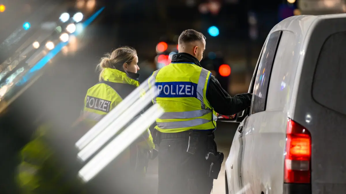 Bundespolizei kontrolliert am deutsch-polnischen Grenzübergang: 19.02.2026, Brandenburg, Frankfurt (Oder): Zwei Beamte der Bundespolizei kontrollieren am deutsch-polnischen Grenzübergang bei der Einreise nach Deutschland den Fahrer eines Kleintransporters. Die Kritik an einer Verlängerung der Grenzkontrollen bis September werden in Brandenburg zunehmend lauter. Sie werden seit Oktober 2023 durchgeführt mit dem Ziel, die irreguläre Migration einzudämmen. Foto: Patrick Pleul/dpa +++ dpa-Bildfunk +++