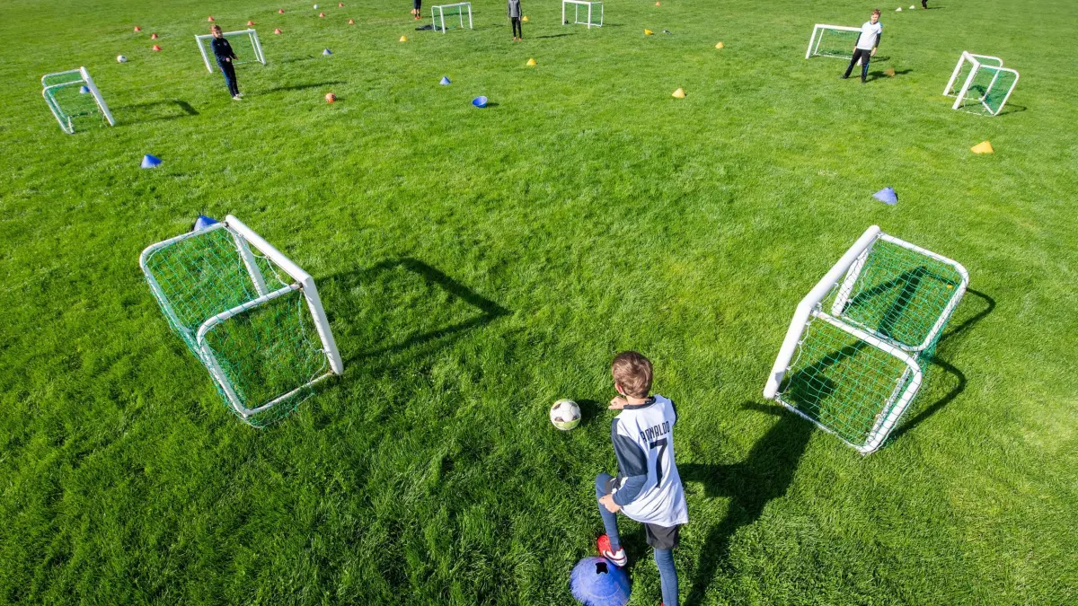 Fußballer der Altersklasse U-10 beim Training: ARCHIV - Ohne Leistungsdruck zum Erfolg: Eltern sollten darauf achten, dass Freizeitaktivitäten Freude bereiten und nicht zu Stress führen. (zu dpa: «Judo, Flöte oder Chinesisch-Kurs: Wie fördere ich mein Kind?») Foto: Robert Michael/dpa-Zentralbild/dpa-tmn - Honorarfrei nur für Bezieher des dpa-Themendienstes +++ dpa-Themendienst +++