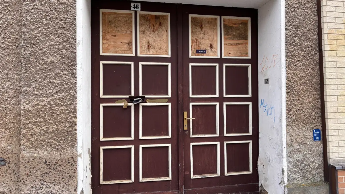 An einem maroden Mehrfamilienhaus in der Altstadt von Strausberg ist bei genauem Hinschauen der Schriftzug Tamax erkennbar. Der Projektentwickler möchte das Quartier aufwerten und Wohnungen schaffen.