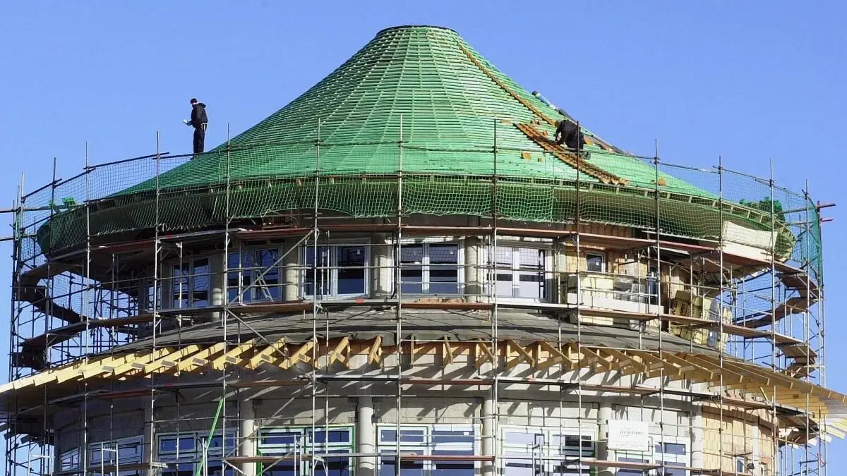 Dachdecker legen die ersten Dachsteine auf die "Himmels-Pagode" in Hohen Neuendorf bei Berlin. In dieser 700 Jahre alten Nachbildung des Pekinger Himmels-Tempels entsteht für vier Millionen Euro ein chinesisches Restaurant mit 380 Plätzen. In 30 Containern sind bereits die Ausrüstungsgegenstände von China nach Deutschland unterwegs. Der seit 12 Jahren hier lebende Investor Wengui Ye betreibt mit seiner Firma bereits in Stahnsdorf das Restaurant "Kaiser-Pagode". ZB FUNKREGIO OST/lbn -Honorarfrei nur für Bezieher des ZB-Regiodienstes-