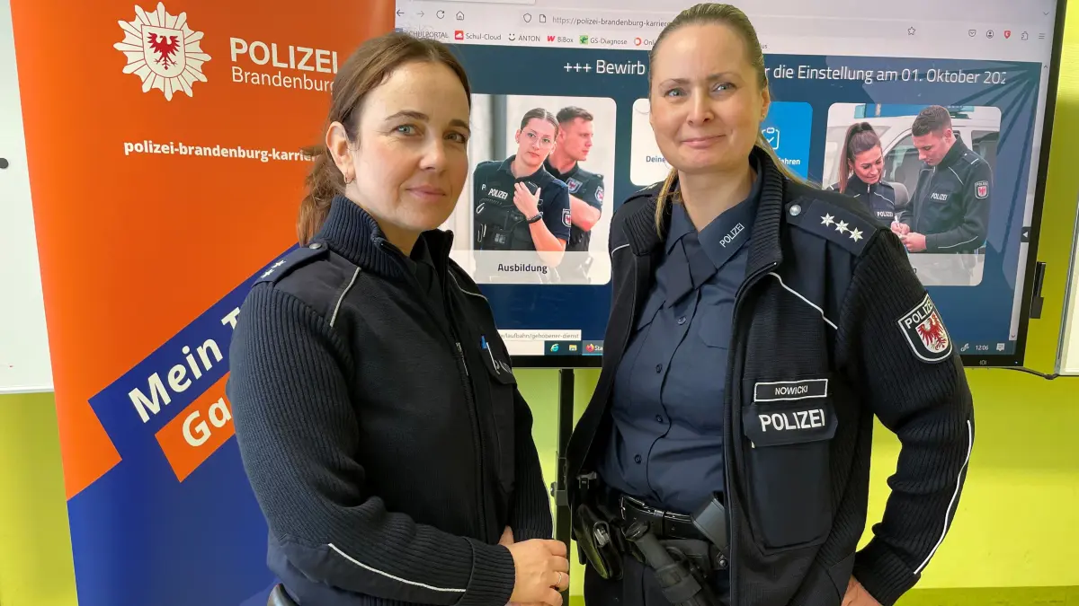 Steffi Kristin Schubert, Polizeibeamtin, und Claudia Nowicki, Polizeivollzugsbeamtin