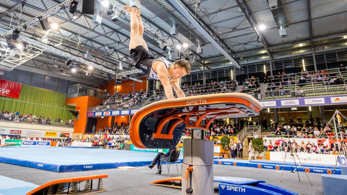 49. Turnier der Meister Cottbus 2026: Turnen, Weltcup, Lausitz-Arena, Qualifikation: Tom Schultze aus Deutschland absolviert seine Sprung-Qualifikation.