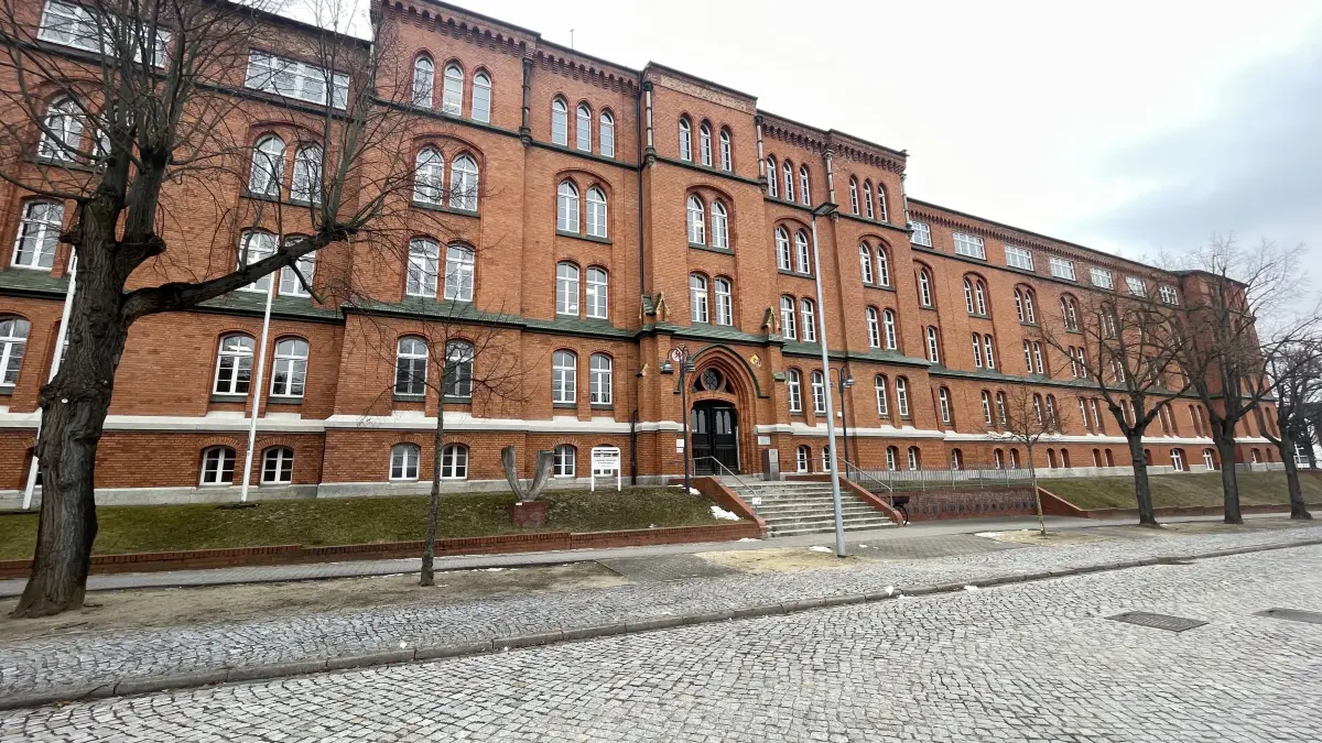 Kreisverwaltung Uckermark. Die Landratswahl rückt näher, der Wahlkampf läuft. Während die Fraktionen sich eindeutig positionieren, bleibt abzuwarten, wie Wählerinnen und Wähler am 19. April entscheiden.