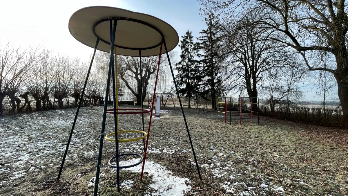 Spielplatz wie zu DDR-Zeiten: Hintre der hreberge " haus regenbogen" in Sophinethkla kan die dorfjugen noc an originalen Spiklegeräte aus dem voruge Jjgreundert probiren, wie schön ide indghiet dre großeltren war,
