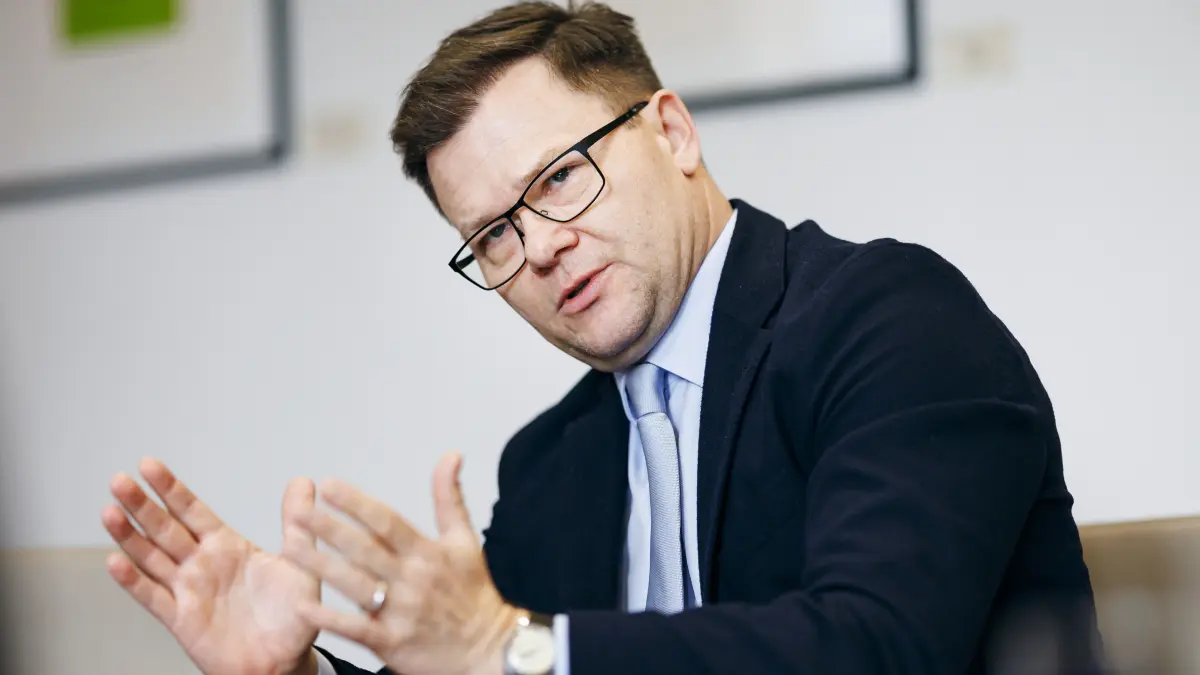 Carsten Schneider (SPD), Bundesminister fuer Umwelt, Klimaschutz, Naturschutz und nukleare Sicherheit, aufgenommen bei einem Interview für den Neue Berliner Redaktionsgesellschaft (NBR) in Berlin, 18.02.2026.