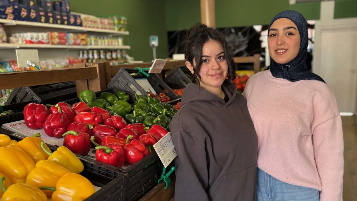 sie bieten Obst, Gemüse und selbstgemachte Salate und Süßspeisen im neuen "La Fruity" in Neuruppin, Karl-Marx-Straße 89 an: Malak Darwesh (li.) und Jawohara Daaboul.