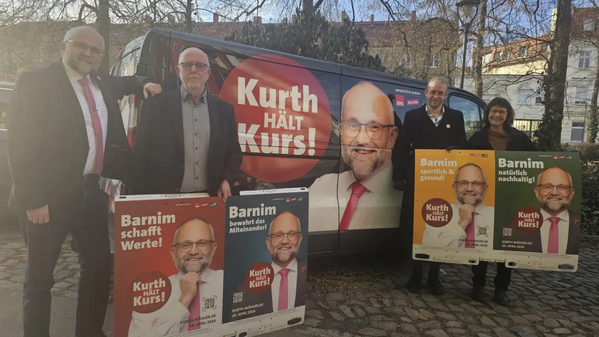 Auftakt im Landratswahlkampf 2026 (v. links): Landrat Daniel Kurth (SPD), Lutz Kupitz (Die Linke.) sowie Yannis Janert und Johanna Funk (Bündnis 90/Die Grünen stehen vor dem Wahlkampfmobil am 20. 2. 2026.