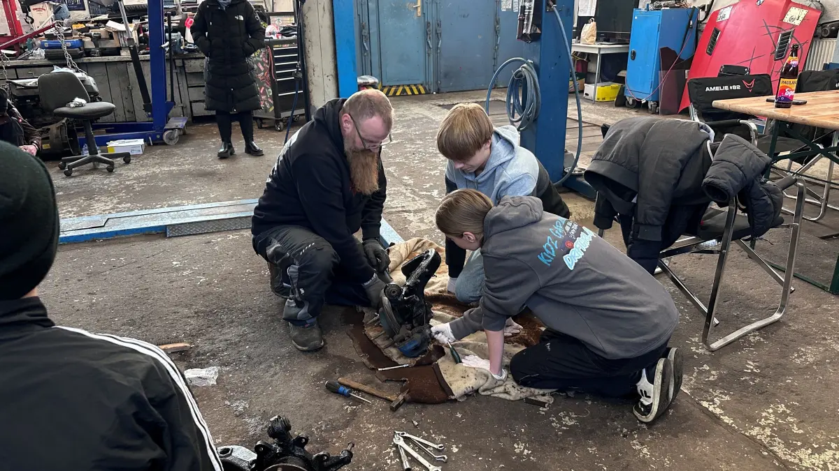 In der kidzgarage treffen sich junge Menschen, um gemeinsam an Projekten zu schrauben, das Miteinander steht hier im Vordergund.