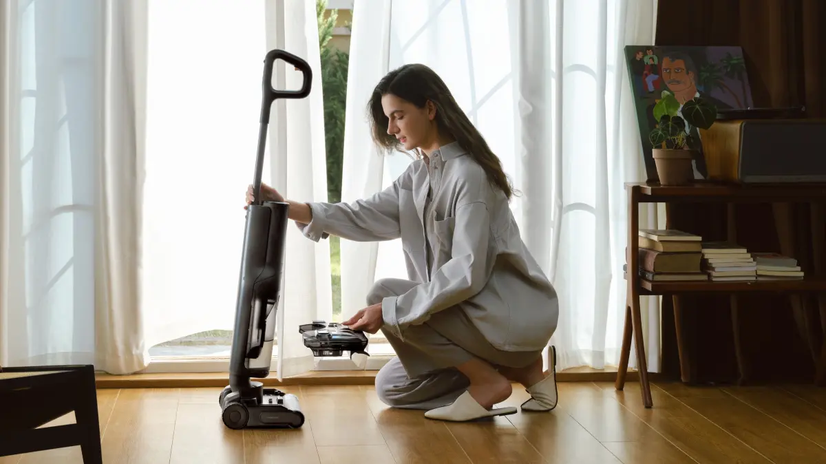 Roborock F25 Pro Ace. Der Frischwassertank sitzt direkt neben der Reinigungseinheit. Abwasser wird am Führungsstab gesammelt.