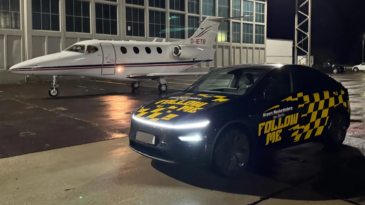Ein Tesla ist ab jetzt auf dem Gelände des Airports Neuhardenberg im Einsatz.
