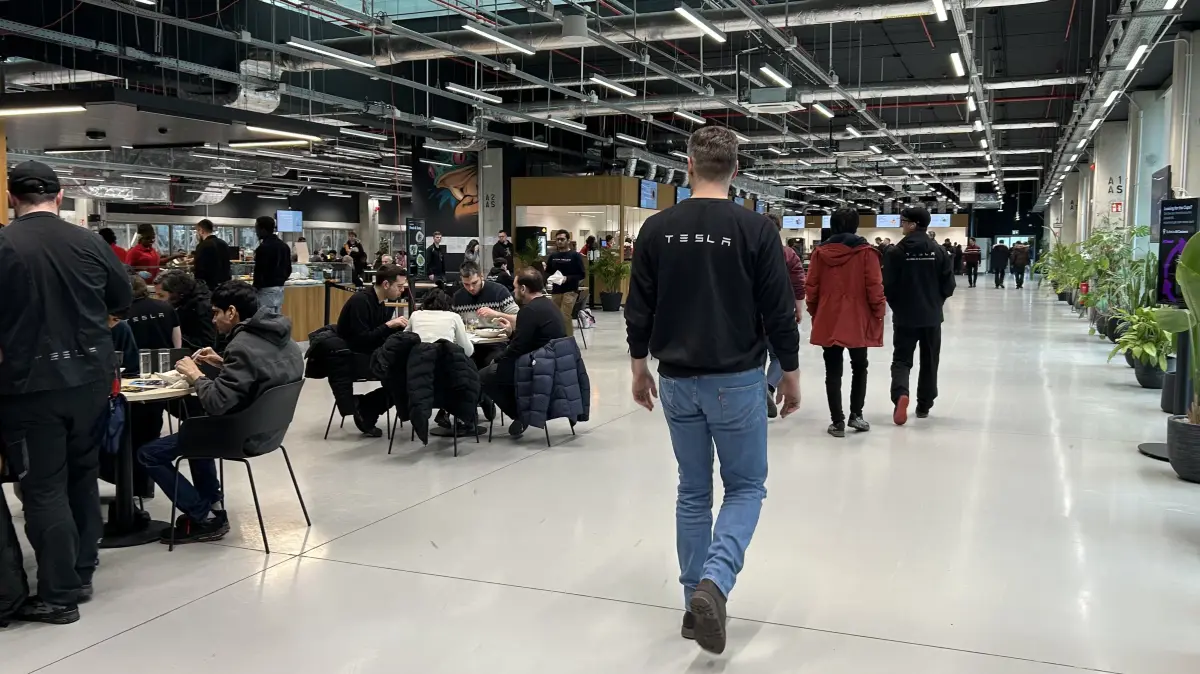 Hell und modern ist die Tesla-Kantine in Grünheide. Und wie ist die Pizza?