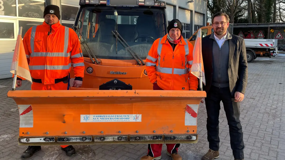 Bürgermeister Oliver Borchert (rechts), Bauhof-Teamleiter Lutz Hacker (mittig) und Bauhof Teamassistent René Unger (links), Winterdienst Wandlitz, Bauhof Nord