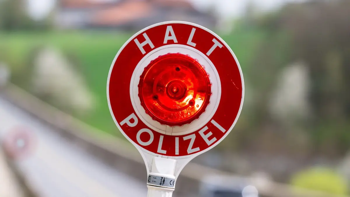 Polizei Verkehrskontrolle: ARCHIV - 09.04.2024, Bayern, Viechtach: Eine Kelle mit der Aufschrift «Halt Polizei» wird während einer Verkehrskontrolle hochgehalten. (zu dpa: «Cannabis und getuntes E-Bike: Polizei ermittelt in Schwaben») Foto: Armin Weigel/dpa +++ dpa-Bildfunk +++