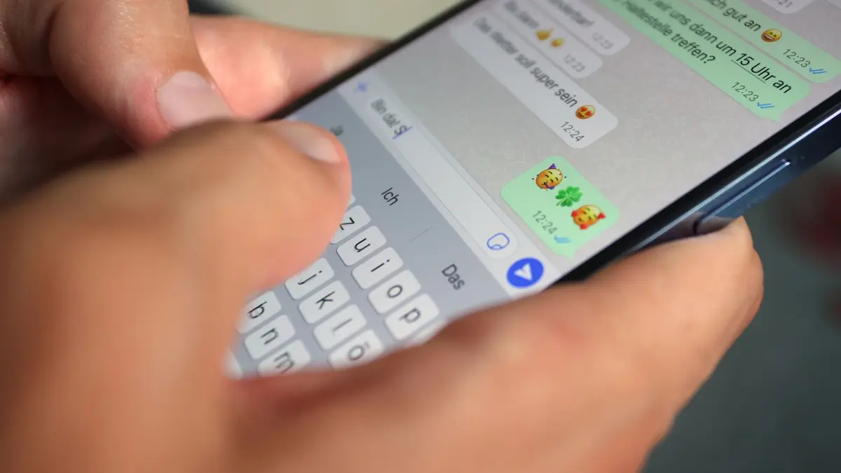 Mann tippt eine Whatsapp-Nachricht: ILLUSTRATION - Neu in der Whatsapp-Gruppe? Der Admin kann bald über ein Feature neuen Mitgliedern die letzten 25 bis 100 Nachrichten aus der Gruppe zustellen. (zu dpa: «Whatsapp: Gruppen-Newbies können alte Nachrichten erhalten») Foto: Karl-Josef Hildenbrand/dpa/dpa-tmn - Honorarfrei nur für Bezieher des dpa-Themendienstes +++ dpa-Themendienst +++