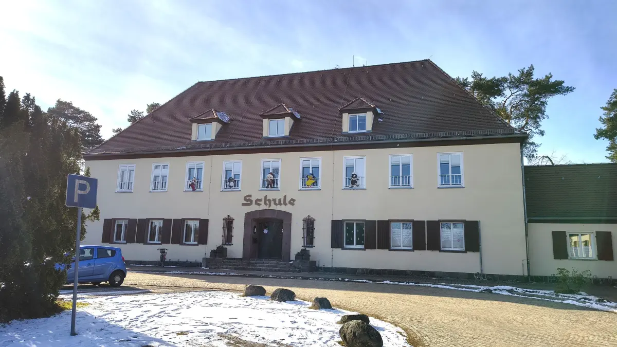 Der Sandmann und seine Mitstreiter an der Grundschule in Groß Schönebeck. Das Schulhaus wurde 1934 als Verwaltungssitz der Stiftung Schorfheide errichtet.