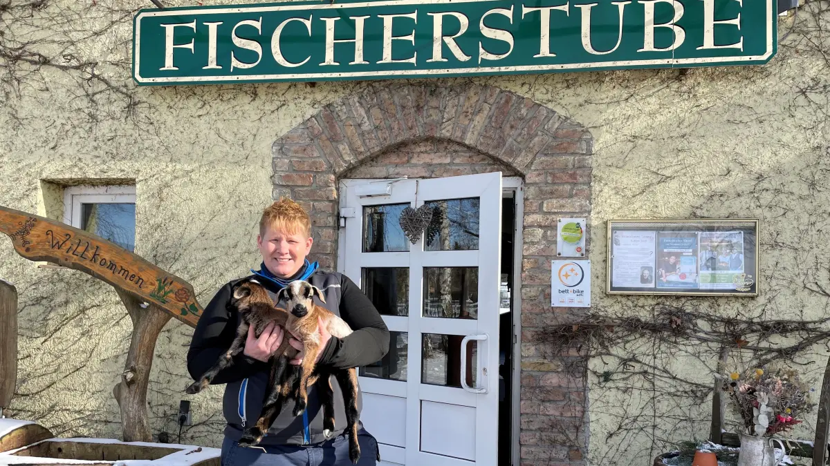 Christin Scheewe von der Fischerstube Stolzenhagen mit zwei Lämmern, die von deren Mutter verstoßen wurden