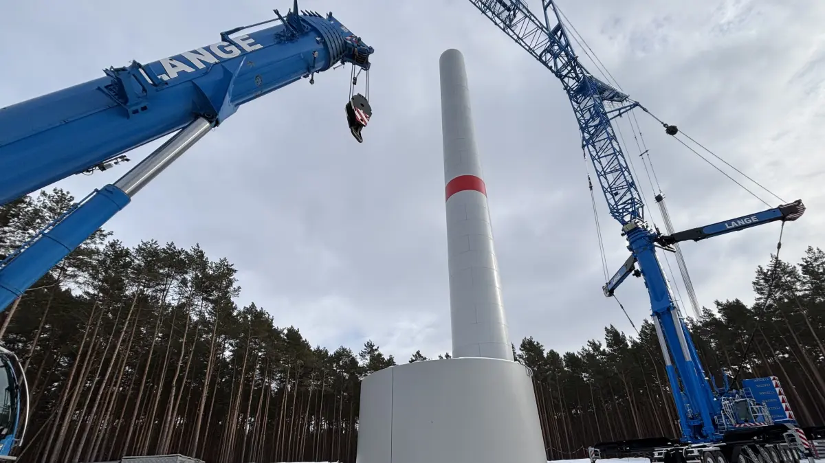 In einem Wald bei Eisenhüttenstadt entstehen mehrere Betontürme. Sie sind 169 Meter hoch und überragen die Wipfel der Kiefern.