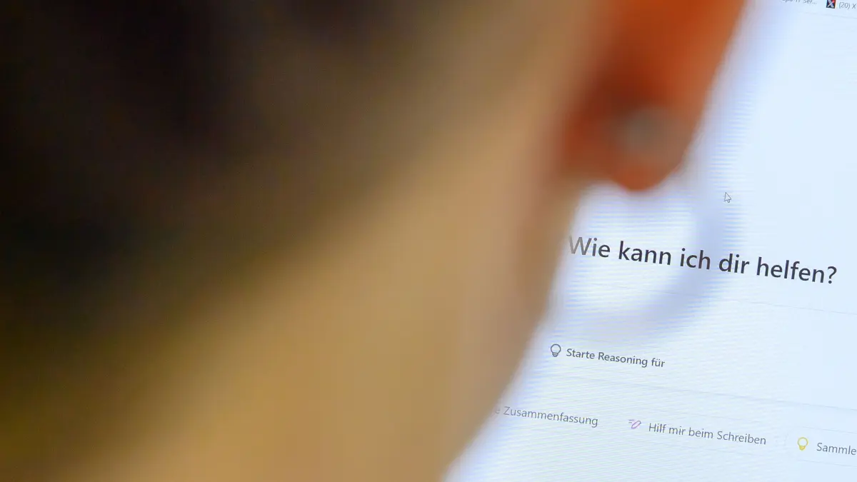 Eine Person startet das KI-Modell "ChatGPT". Die rasante Entwicklung der KI-Tools hat sich an den Hochschulen in Brandenburg bereits deutlich niedergeschlagen. (Symbolbild)