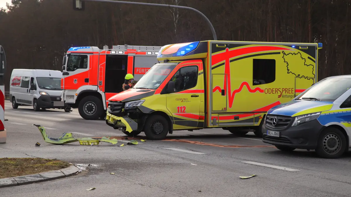 Auf der B168 in Fürstenwalde ist am Freitag (20. Februar) ein Rettungswagen verunglückt.