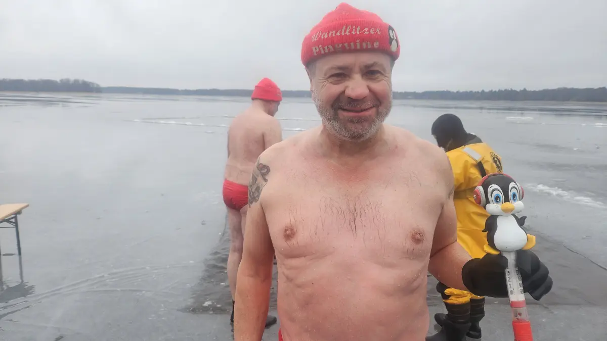 Thomas Hecke von den Wandlitzer Pinguinen steigt jedes Wochenende ins kalte Wasser.