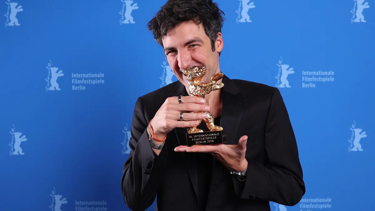 776459211: German director Ilker Catak poses during a photocall after winning the Golden Bear for Best Film for "Gelbe Briefe" (Yellow Letters) at the 76th Berlinale, Europe's first major film festival of the year, in Berlin on February 21, 2026. The 76th Berlin Film Festival draws to a close after 10 days, with 22 films in competition. (Photo by Ronny HARTMANN / POOL / AFP)