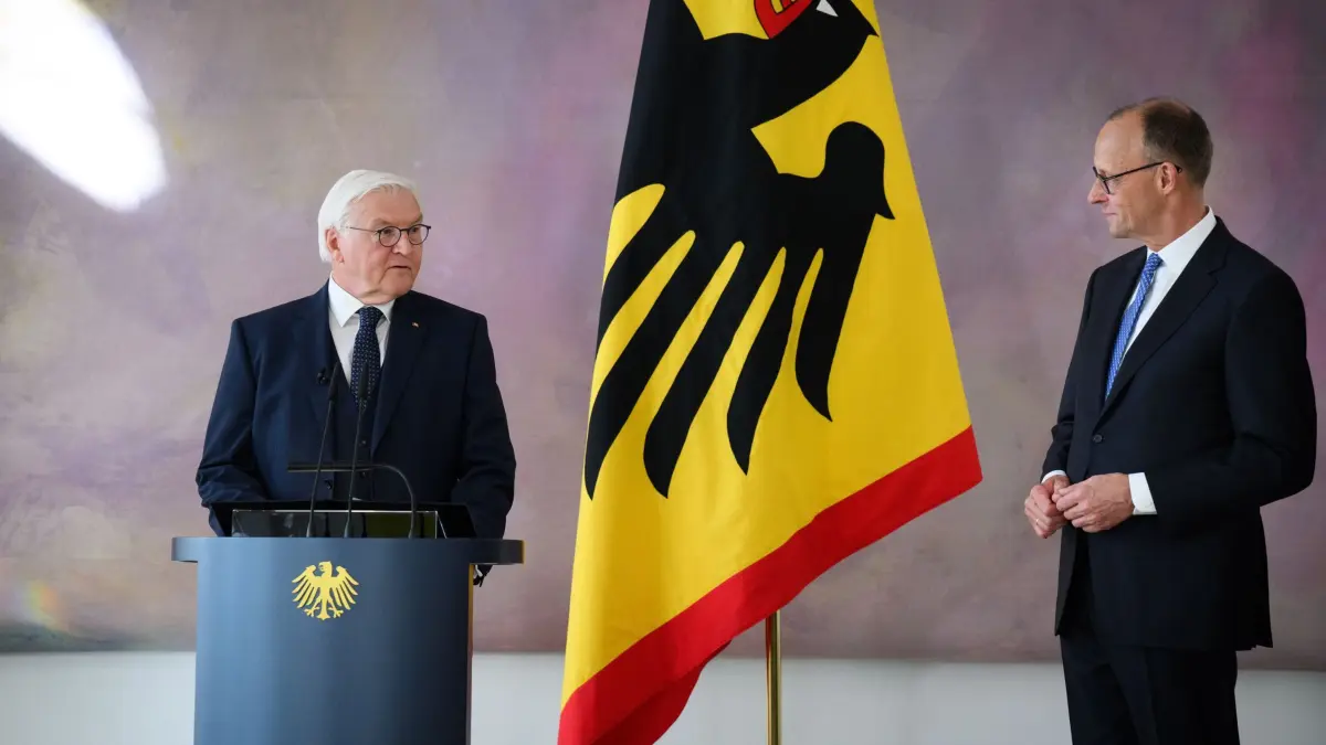 Regierungswechsel - Ernennung des Bundeskabinetts: ARCHIV - 06.05.2025, Berlin: Bundespräsident Frank-Walter Steinmeier spricht nach der Ernennung der neuen Bundesministerinnen und Bundesminister im Schloss Bellevue. Daneben steht Bundeskanzler Friedrich Merz (CDU). Nach Wahl, Ernennung und Vereidigung des neuen Bundeskanzlers werden die Mitglieder des Bundeskabinetts von Bundespräsident Steinmeier im Schloss Bellevue ernannt und darauf folgend im Bundestag vereidigt. (zu dpa: «Merz kündigt Koalitionsvorschlag für Steinmeier-Nachfolge an») Foto: Bernd von Jutrczenka/dpa +++ dpa-Bildfunk +++
