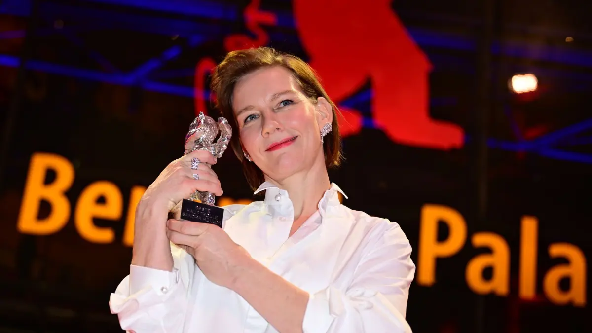 76. Berlinale - Preisverleihung: 21.02.2026, Berlin: Sandra Hüller zeigt ihre Auszeichnung, den Silbernen Bären für die beste schauspielerische Leistung in einer Hauptrolle im Film "Rose" nach der Preisverleihung bei der Abschlussgala im Berlinale Palast. Die 76. Internationalen Filmfestspiele Berlin finden vom 12. bis 22. Februar 2026 statt. Foto: Sebastian Christoph Gollnow/dpa +++ dpa-Bildfunk +++