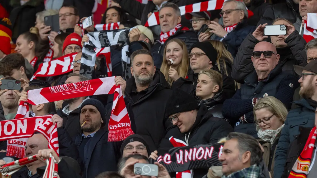 1.BL 1. FC Union - Bayer Leverkusen 2025/26: Fußball, Herren, Saison 2025/2026, 1. Bundesliga (23. Spieltag), 1. FC Union Berlin - Bayer Leverkusen,Präsident Sebastian Lemke (M., Energie Cottbus) auf der Tribüne, 21.02.2026, Foto: Matthias Koch