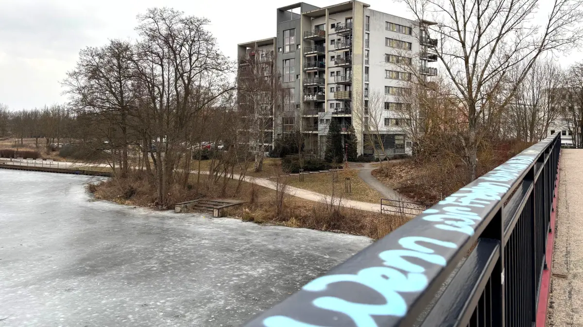 Eisenhüttenstadt. Oder-Spree-Kanal nahe der Straße Inselblick. Unbekannte Täter haben an dieser Stelle am 20./21.02.2026 ein großes Hakenkreuz in den Schnee getrampelt. Foto vom 05.02.2026 Foto: Janet Neiser