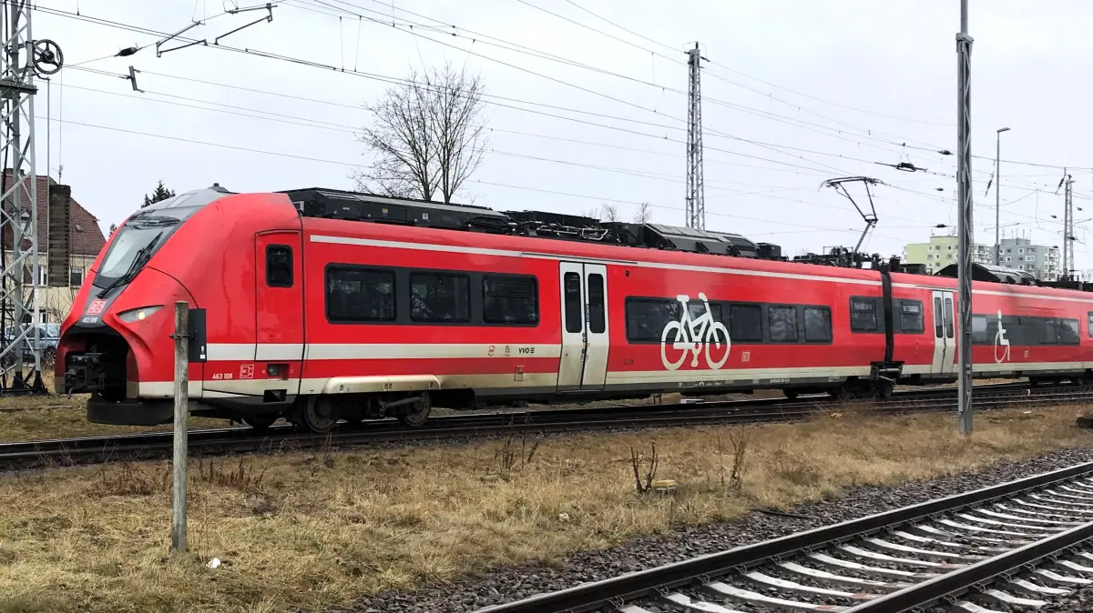 Eisenhüttenstadt. Zug der Linie RE10 von Leipzig nach Frankfurt (Oder) kurz vor dem Bahnhof Eisenhüttenstadt. 22.02.2026 Foto: Frank Groneberg