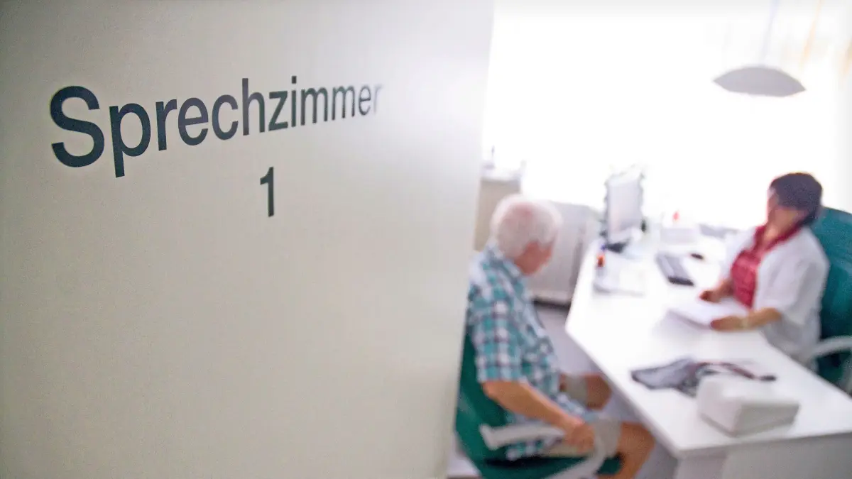 ARCHIV - An einer Tür einer Hausarztpraxis in Waiblingen (nahe Stuttgart) ist der Schriftzug «Sprechzimmer 1» zu sehen (Foto vom 10.08.2012). Foto: Benjamin Ulmer/dpa (zu dpa "Hausärzte rechnen weniger Patientengespräche ab als möglich" vom 05.06.2014) +++(c) dpa - Bildfunk+++