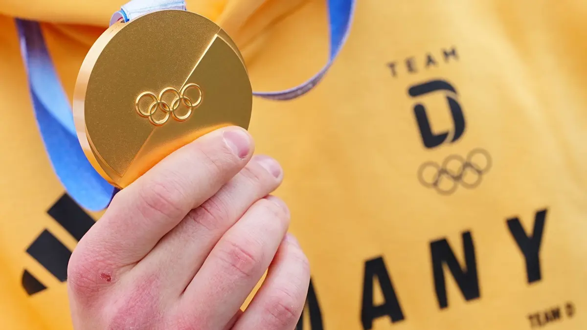 Goldmedaille von Max Langenhan: ARCHIV - 09.02.2026, Italien, Cortina Džampezzo: Olympia, Olympische Winterspiele Mailand Cortina 2026, DOSB, Deutsches Haus, Blick auf die Goldmedaille von Rodler Max Langenhan. (zu dpa: «Deutschland beendet Olympia auf Platz fünf») Foto: Michael Kappeler/dpa +++ dpa-Bildfunk +++