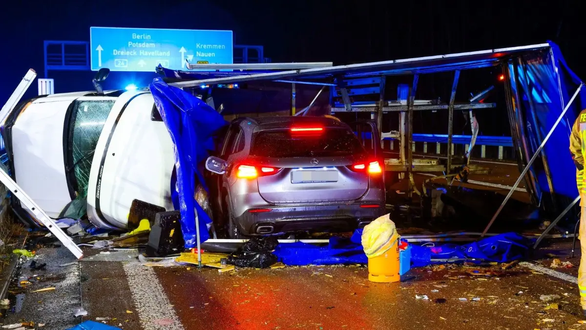 Auf der Autobahn A24 kam es zu einem schweren Unfall, bei dem ein Mann ums Leben kam. Unfall mit Lkw am 22.02.2026