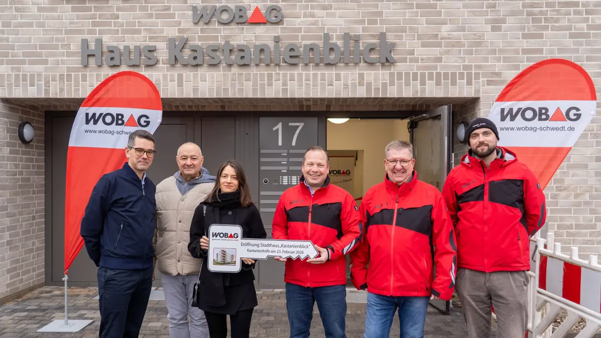 Haus Kastanienblick: Schwedt, 23.02.2026: Die Wobag feierte die Eröffnung des neuen Stadthauses in den Kastanienhöfen mit einer symbolischen Schlüsselübergabe.
Benjamin Gutsche, Andreas Rabe und Seyma Dere von der Ingenieurgesellschaft BBP Bauconsulting mbH überreichten den Schlüssel an die Wobag-Vorstände Alexander Prechtl und Matthias Stammert, und dem Projektbetreuer Dennis Mertens