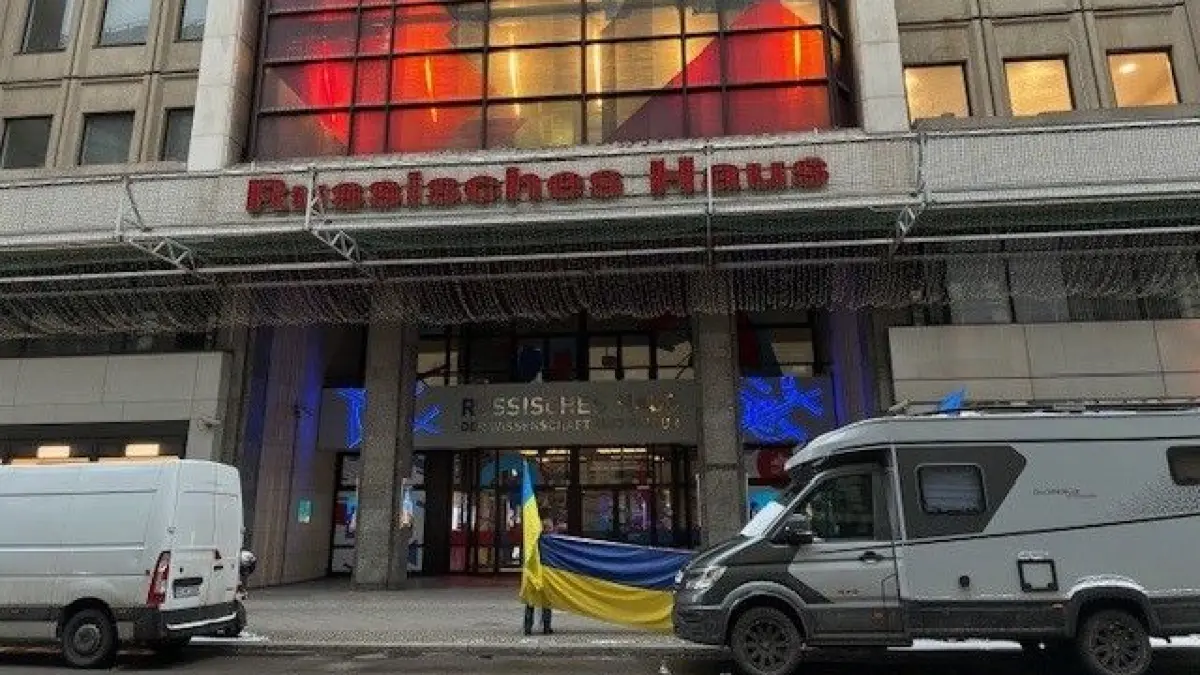 Das Russische Haus an der Friedrichstraße stammt noch aus DDR-Zeiten und wurde 1984 in Ost-Berlin eröffnet
