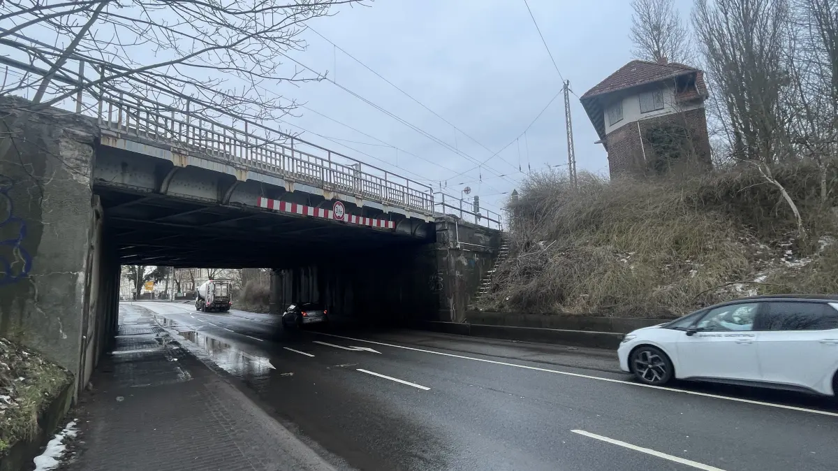 Abriss und Neubau der Bahnbrücke an der Weißenseer Straße in Bernau lassen weiter auf sich warten. Es gibt aber einen neuen Termin.