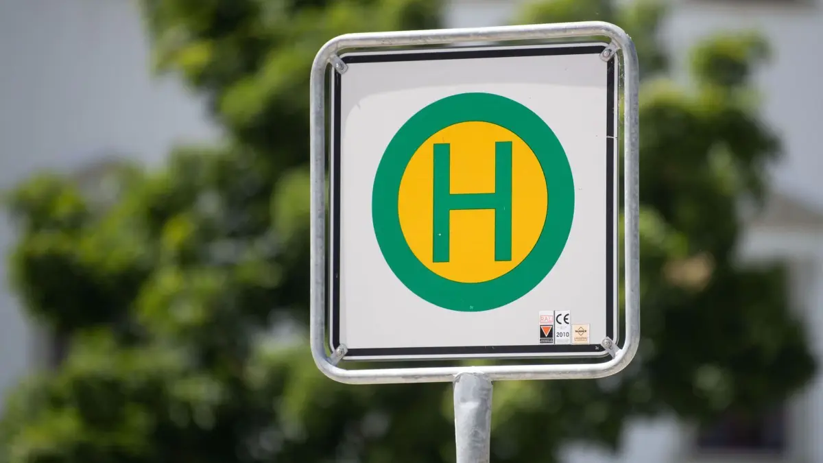ARCHIV - 03.06.2019, Baden-Württemberg, Rottenburg am Neckar: Ein Schild weist auf eine Bushaltestelle hin. (zu dpa: «Mit 4,23 Promille schlafend im Bus - Polizei muss helfen») Foto: Marijan Murat/dpa +++ dpa-Bildfunk +++